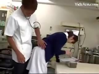 Enfermera consiguiendo su coño frotado por intern y 2 enfermeras en la surgery