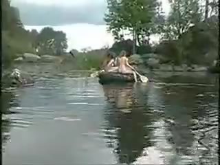Tre elite ragazze nuda ragazze in il giungla su barca per peter caccia