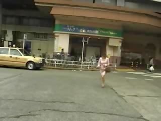 Japonais adorable obtient corps caressé en voiture