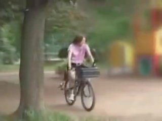 Japonais maîtresse masturbated tandis que chevauchée une specially modified cochon film bike!