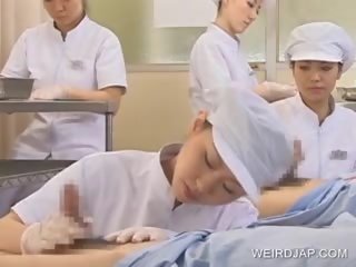 Japonská zdravotní sestra slurping připojenými opčními ven na libidinous člen