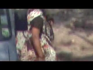 Indisch aunties doen urine buitenshuis verborgen camera film