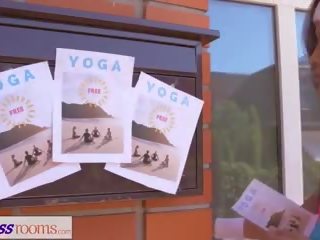 Kondition rum vuxen filma yoga för stor tuttarna asiatiskapojke lesbisk: vuxen klämma af
