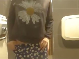 Млад азиатки момиче мастурбиране в търговски център баня: мръсен филм изд
