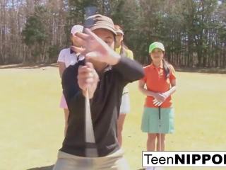 元気な アジアの ティーン 女の子 遊ぶ a ゲーム の ストリップ ゴルフ: 高解像度の 汚い フィルム 0e