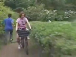 Giapponese amante masturbato mentre cavalcare un specially modificata porno bike!